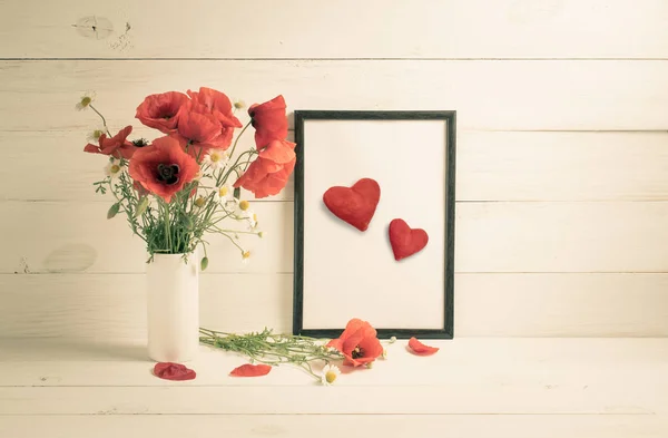 발렌타인 데이 카드입니다. 붉은 양 귀 비 꽃다발 꽃병 — 스톡 사진