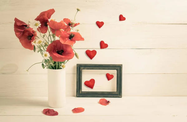 Kártya a Valentin nap. Piros Pipacsok Csokor vázában — Stock Fotó