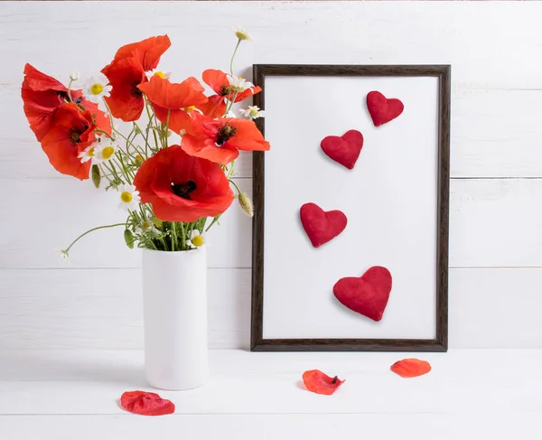 Tarjeta para San Valentín. Ramillete de amapolas rojas en jarrón — Foto de Stock
