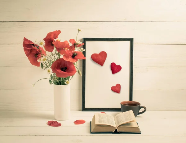 Kytice máků, Valentine srdce, šálek kávy, otevřená kniha — Stock fotografie