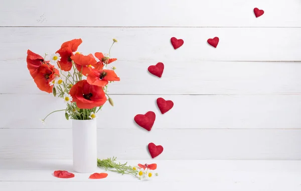 Carte pour la Saint Valentin. Coquelicots dans le vase et les cœurs . — Photo