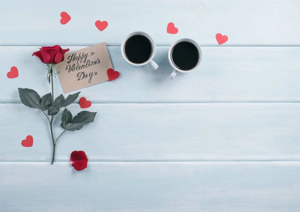 Rose e tazze di caffè, cuori e biglietto di auguri per San Valentino — Foto Stock