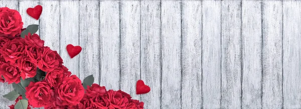 Banner con rosas rojas, corazones de San Valentín y lugar para su texto —  Fotos de Stock