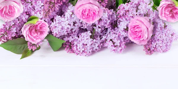 Roses et fleurs de lilas — Photo