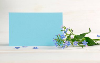 Bana yoksullar çiçek ve Beyaz ahşap eski püskü tahta kartında kağıt.