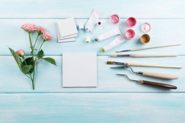 Çalışma alanı şövale, Boya fırçaları, gül ve boyalar ile