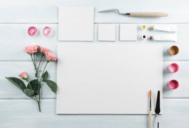 Çalışma alanı tuval, Boya fırçaları, gül ve boyalar ile