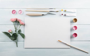 Çalışma alanı tuval, Boya fırçaları, gül ve boyalar ile