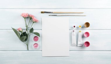 Çalışma alanı tuval, Boya fırçaları, gül ve boyalar ile