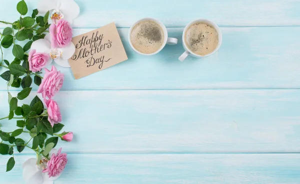 Roses avec tasses à café et carte de voeux en papier pour la fête des mères — Photo