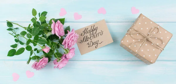 Roses roses avec carte de voeux en papier et boîte cadeau pour la fête des mères — Photo