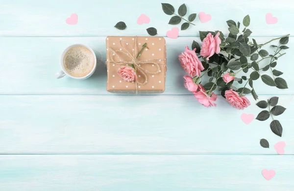 Rosen mit Kaffeetasse und Geschenkbox zum Muttertag — Stockfoto