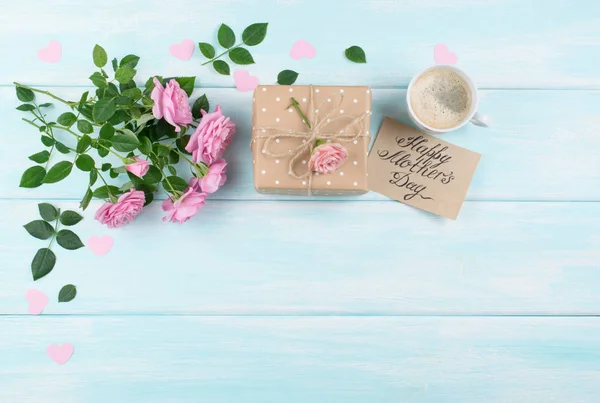 Rose, carta, tazza di caffè e confezione regalo per la festa della mamma — Foto Stock