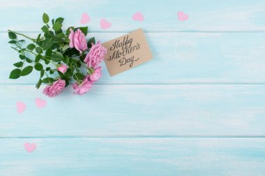 Anneler günü için kağıt tebrik kartı ile gül