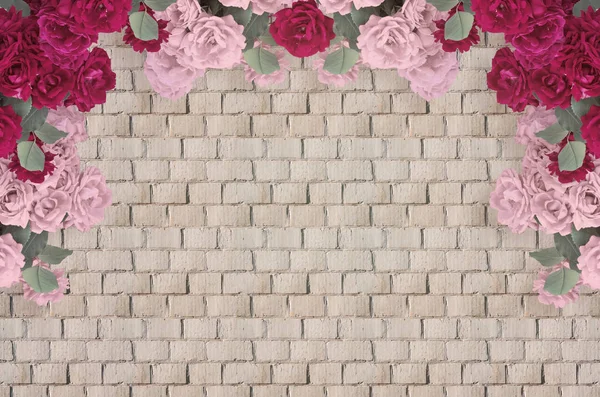 Rosa arco de flores en el fondo de la pared de ladrillo — Foto de Stock