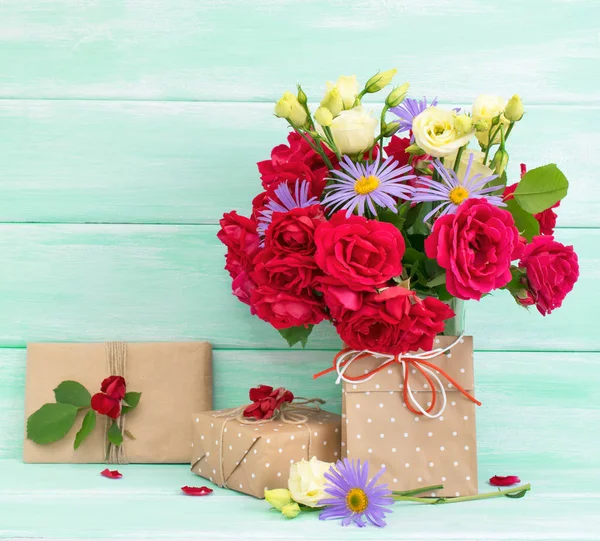 장미와 데이지 꽃다발 선물 나무 배경 — 스톡 사진