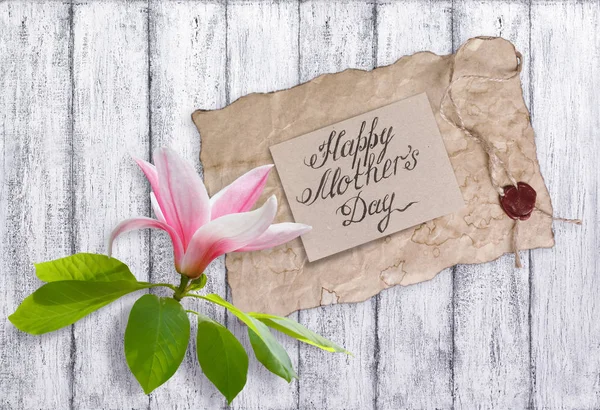 Magnolia fleurs avec carte de voeux en papier pour la fête des mères — Photo