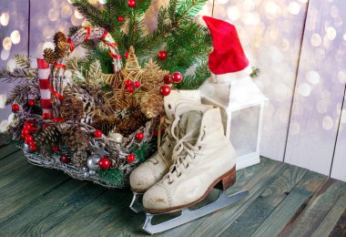 Sepetli Noel arkaplanı, artistik buz pateni için patenler, köknar ağacı eski püskü ahşap masa.