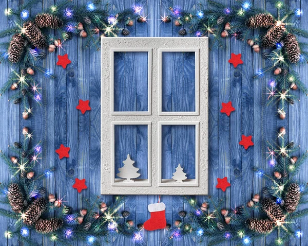 Χριστουγεννιάτικο παράθυρο εξοχικό σπίτι διακοσμημένο με διακόσμηση του νέου έτους σε ρουστίκ vintage στυλ με φως γιρλάντα φωτισμού, έλατο και κώνους ερυθρελάτης — Φωτογραφία Αρχείου
