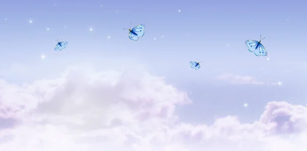 Fantezi peri masalı arka planı. Şafak vakti bulutlu gökyüzü. Uçan kelebekler, parlayan yıldızlar ve gizemli bulutlar.