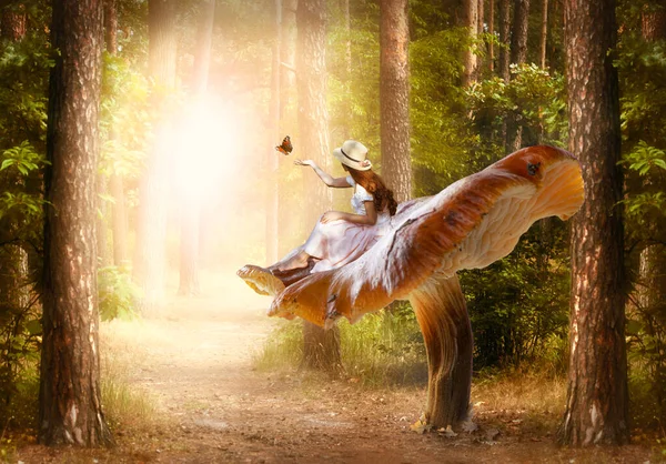 Mujer Elfa Sombrero Sentado Fantasía Seta Gigante Grande Liberando Mariposa —  Fotos de Stock