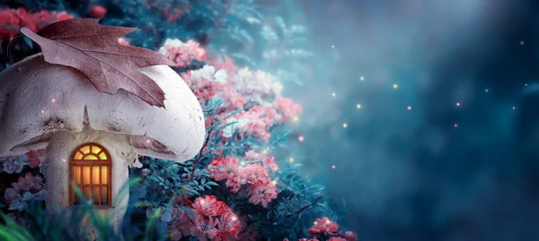 Büyülü peri masalı ormanlarında penceresi olan sihirli fantezi elfi ya da cüce mantar evi, çiçek açan muhteşem peri masalı bahçesi ve gizemli mavi arka planda ateş sinekleri, gece ay ışığı