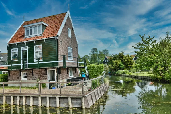 Amsterdam yakınlarındaki Sihirli Hollanda köyü ilkbaharda Amsterdam 'dan bisikletle ziyaret etti