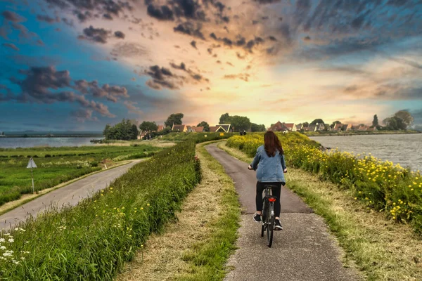 Bisikletli kız kardeşim yolculuğumuzda Hollanda köylerinden ve kanallarından geçiyor.
