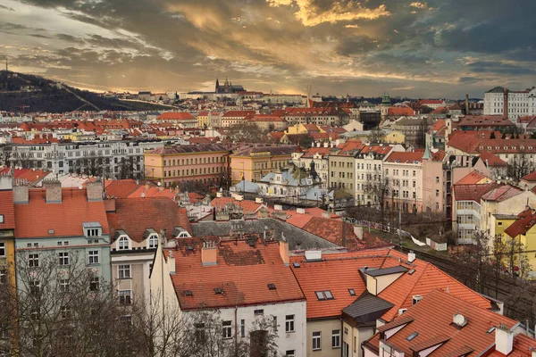 Kameramı 2020 'nin ilk bahar yürüyüşüne Prag' daki Vysehrad kalesine götürüyorum.