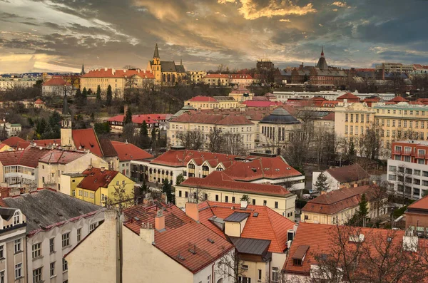 Kameramı 2020 'nin ilk bahar yürüyüşüne Prag' daki Vysehrad kalesine götürüyorum.