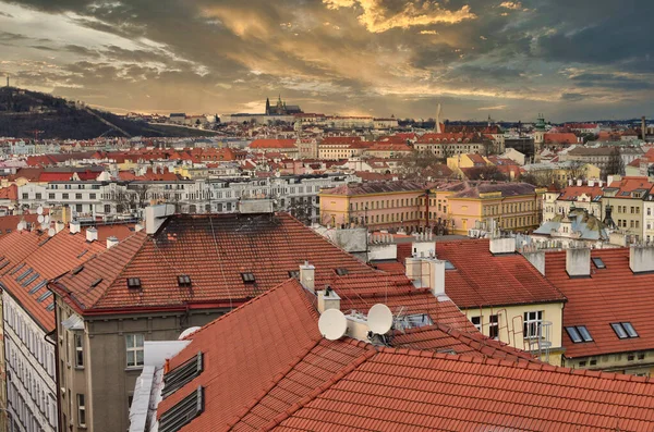 Kameramı 2020 'nin ilk bahar yürüyüşüne Prag' daki Vysehrad kalesine götürüyorum.