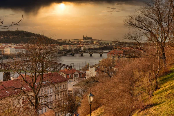 Kameramı 2020 'nin ilk bahar yürüyüşüne Prag' daki Vysehrad kalesine götürüyorum.