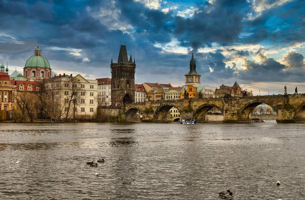 Prag 'da kamerayla dolaşırken Vltava nehrinin yakınlarında bu sihirli fotoğrafı çektim.