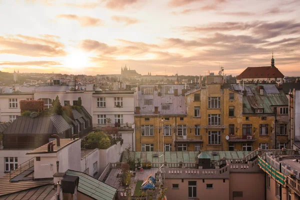 Güzel günbatımını izlemek için Prag 'ın çatısını gezdim.