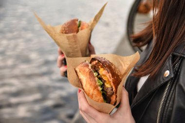 Prag 'daki çiftlik pazarında küçük kız kardeşimle taze burger yiyorum.