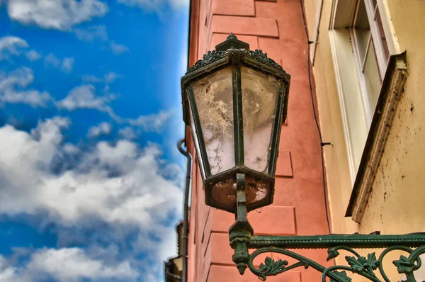 Prag 'ın tarihi merkezinde çok eski bir lambaya rastladım.