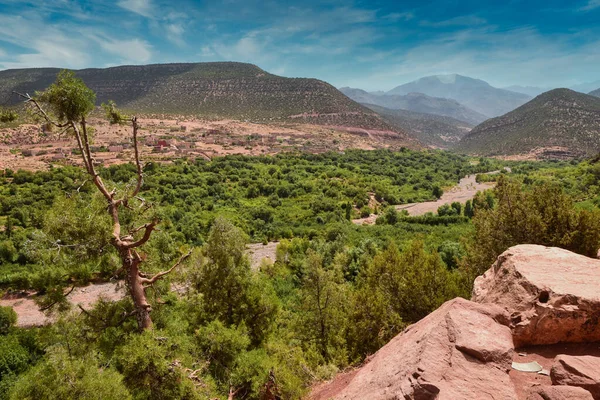Fas 'taki Atlas Dağı' nın nefes kesici manzarasının tadını çıkarıyorum.
