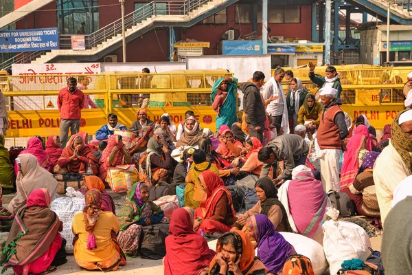 Hint kalabalığı Yeni Delhi tren istasyonunda.
