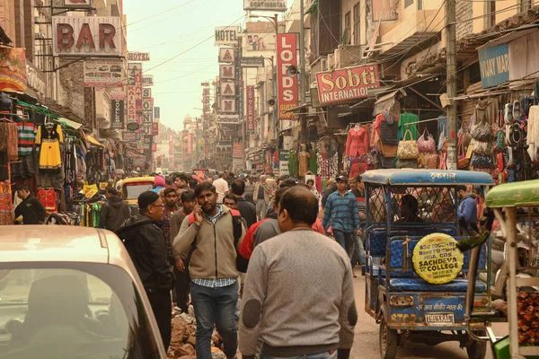 Öğlen civarı Yeni Delhi 'nin işlek caddesi