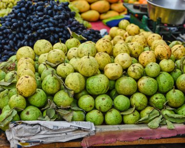 Mumbai gıda pazarında taze yeşil ve sarı guava.