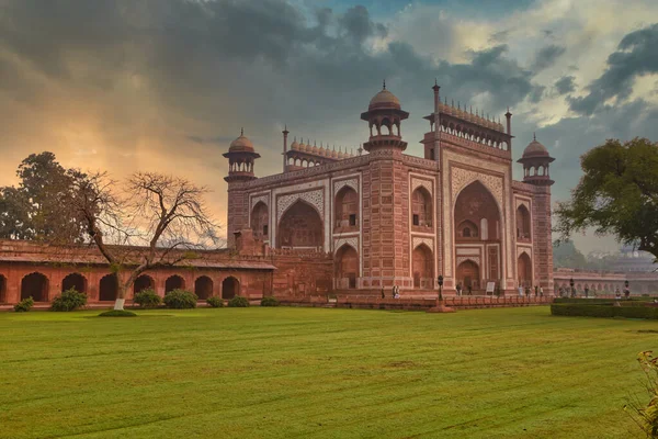 Sabahın erken saatlerinde Taj Mahal 'in güzel kırmızı kulesi girişi