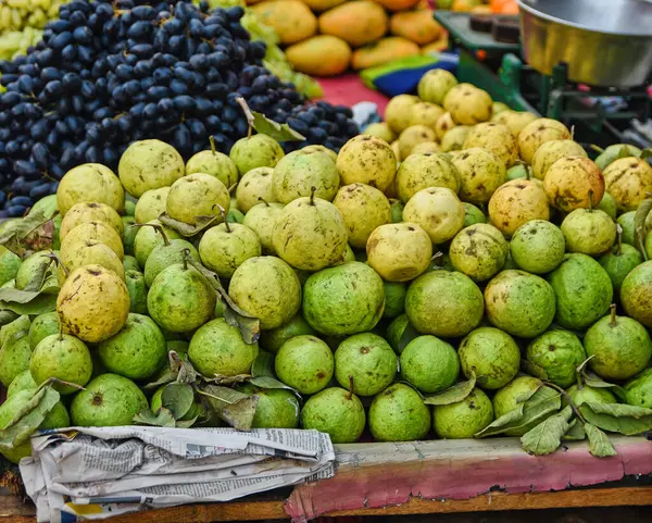 Mumbai gıda pazarında taze yeşil ve sarı guava.