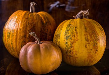 Ahşap arka plan üzerinde turuncu kabak