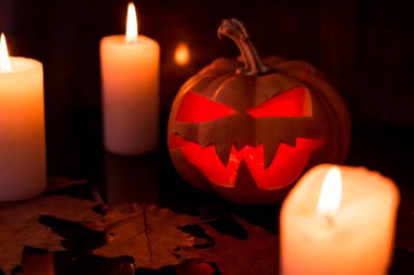  Cadılar bayramı balkabağı ve üç mum arkaplan