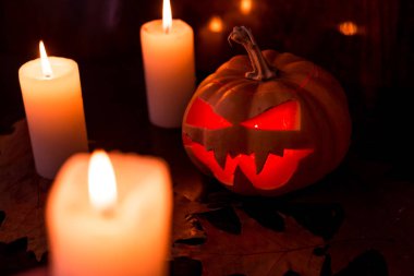  Cadılar bayramı balkabağı ve üç mum arkaplan