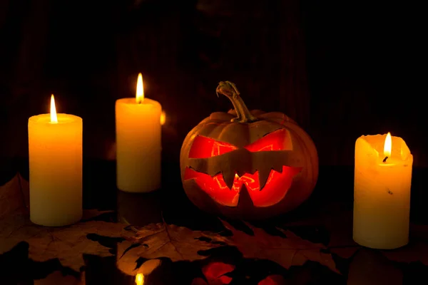 Halloween Pumpa Och Tre Ljus Bakgrund — Stockfoto