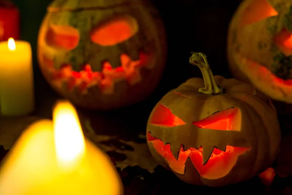 Halloween Pumpa Och Tre Ljus Bakgrund — Stockfoto