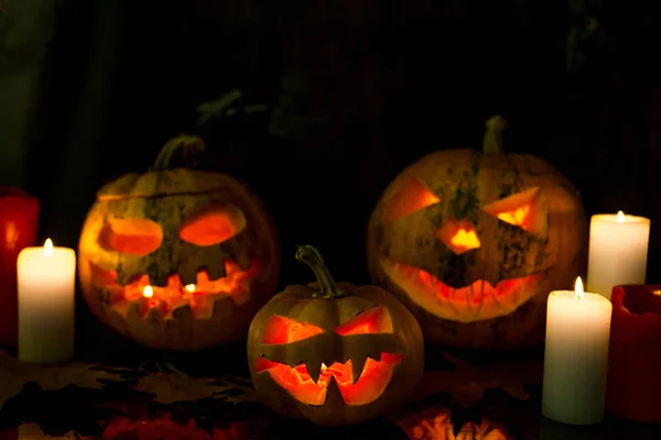 Halloween Pumpa Och Tre Ljus Bakgrund — Stockfoto