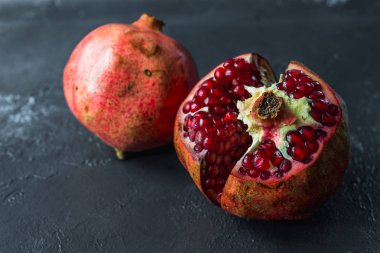 olgun kırmızı nar ve gri zemin üzerinde tahıl