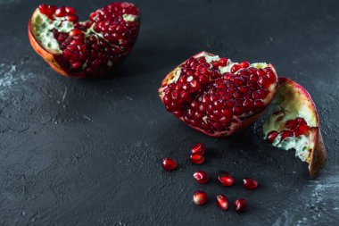 olgun kırmızı nar ve gri zemin üzerinde tahıl